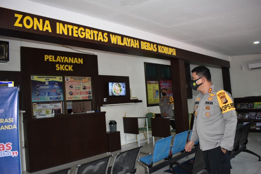 hal12-Kapolres Inhu AKBP Efrizal SIK meninjau sarana dan prasarana penunjang di sentra pelayanan satu atap Polres Inhu.