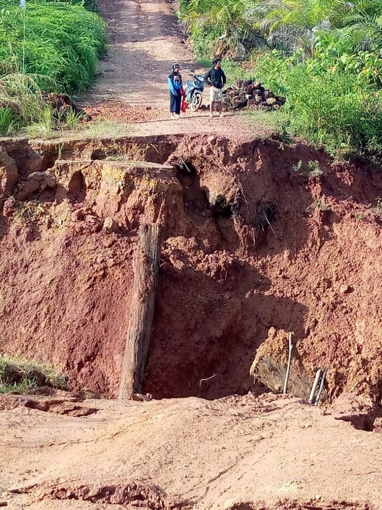 hal12-Jalan Sanglap Putus Total Karena Longsor.